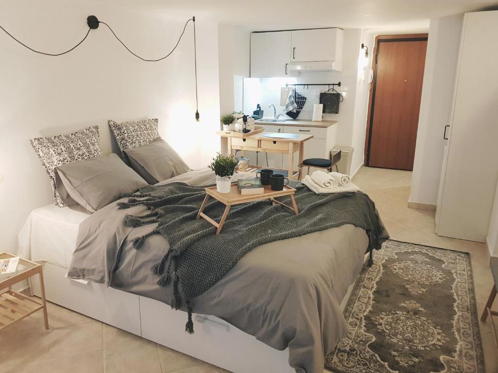 Ένα ή περισσότερα κρεβάτια σε δωμάτιο στο Loui Navarinou Comfy