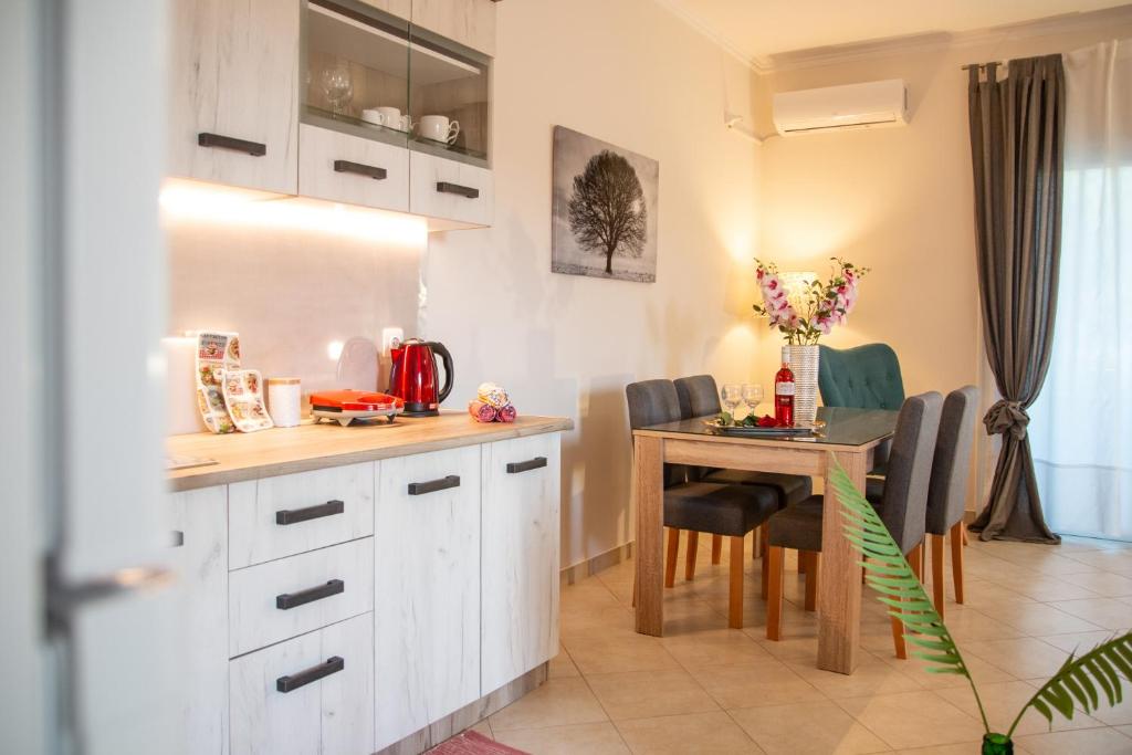 A kitchen or kitchenette at M&M apartments 1