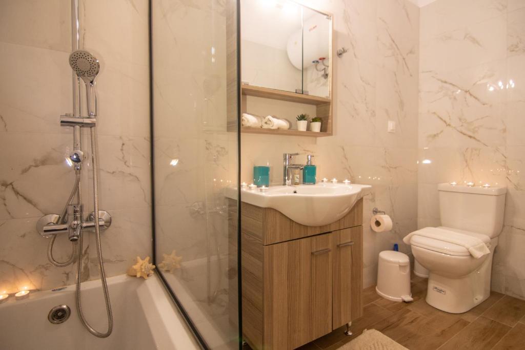 A bathroom at M&M apartments 1
