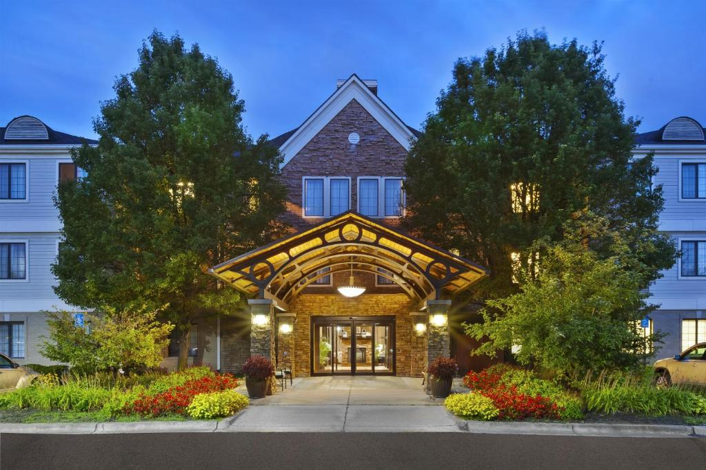 Κήπος έξω από το Staybridge Suites Detroit-Utica by IHG