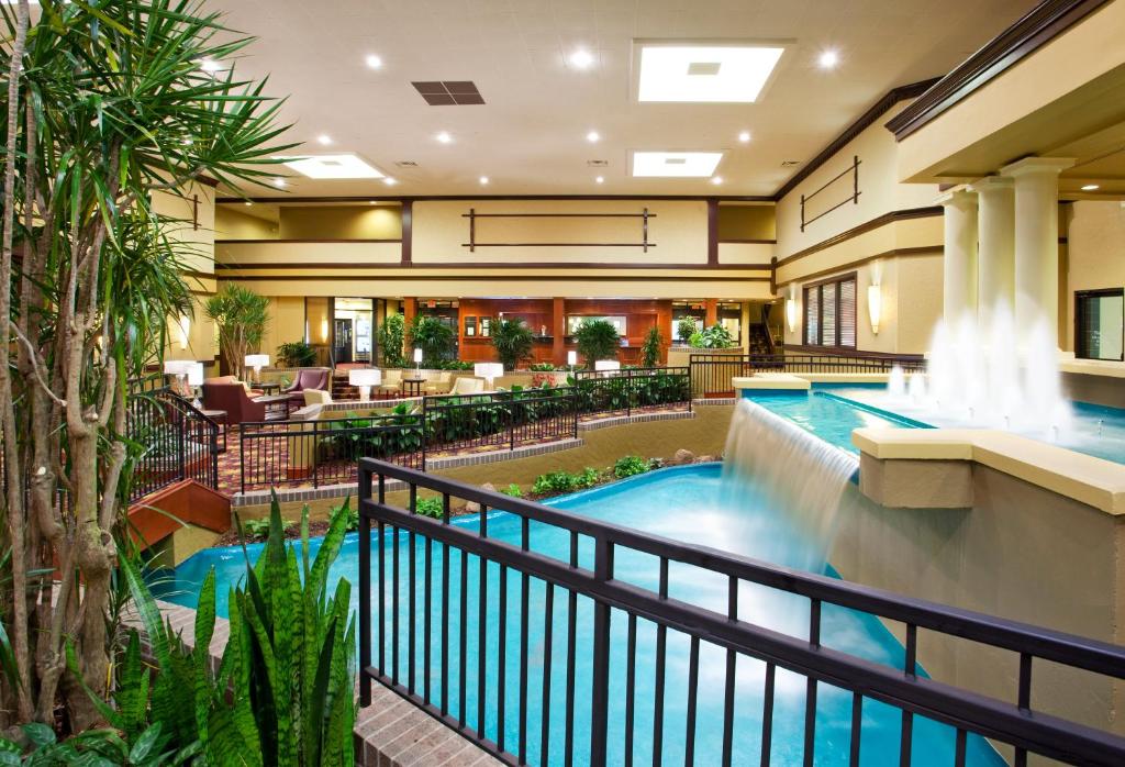 Pogled na bazen u objektu Holiday Inn Cincinnati-Eastgate, an IHG Hotel ili u blizini