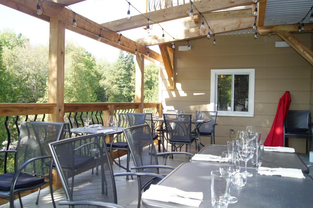 a restaurant with tables and chairs on a patio at Restaurant et Gite Les Passionnés in Val-David