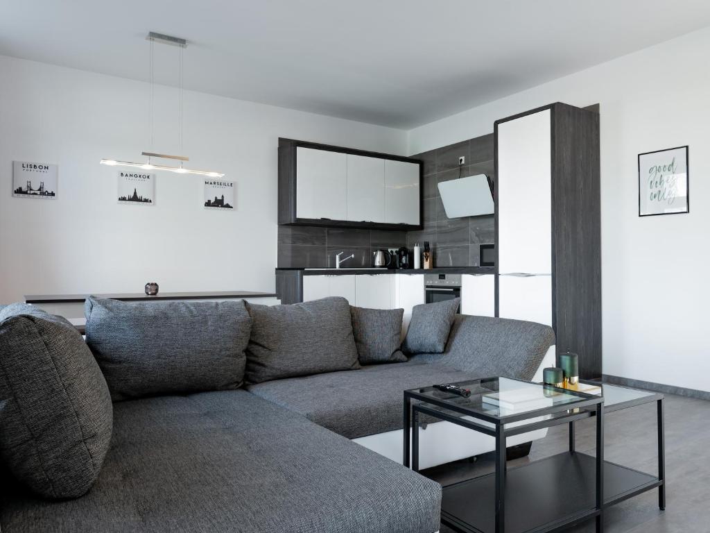 a living room with a couch and a table at Moderne City Appartments im Stadtzentrum in Chemnitz