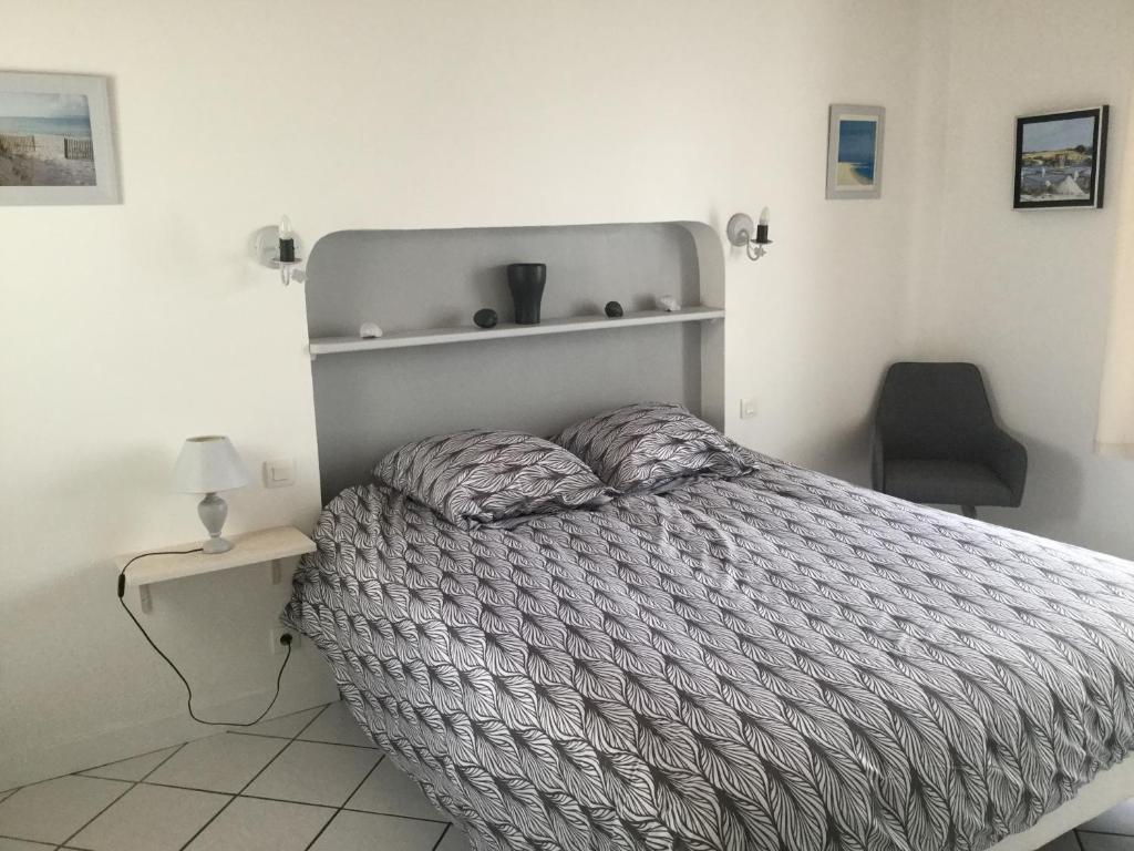 Postel nebo postele na pokoji v ubytování Maison de standing style rethais