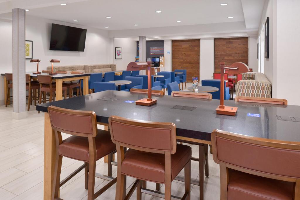 Holiday Inn Express Wixom by IHG photo