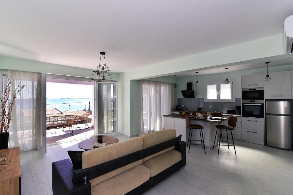Kuchyňa alebo kuchynka v ubytovaní Corfu Sea View Villa - Leo