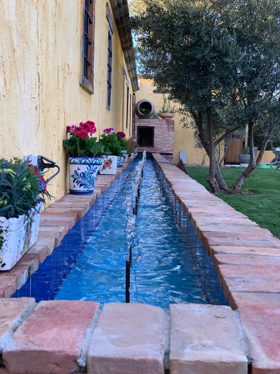 una fuente de agua en un patio junto a un edificio en Cortijo Bustamante en Baza