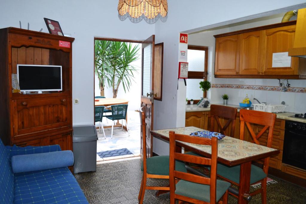 una cucina e una sala da pranzo con tavolo e sedie di Alvor House Lagoon ad Alvor