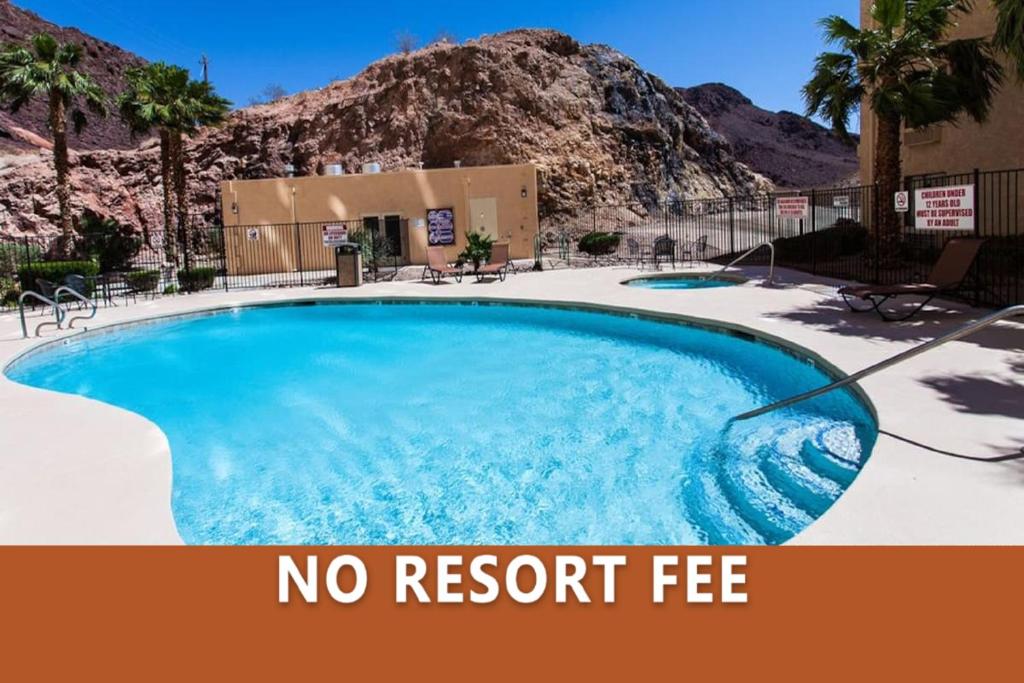 a no resort fee sign next to a swimming pool at Hoover Dam Lodge in Boulder City