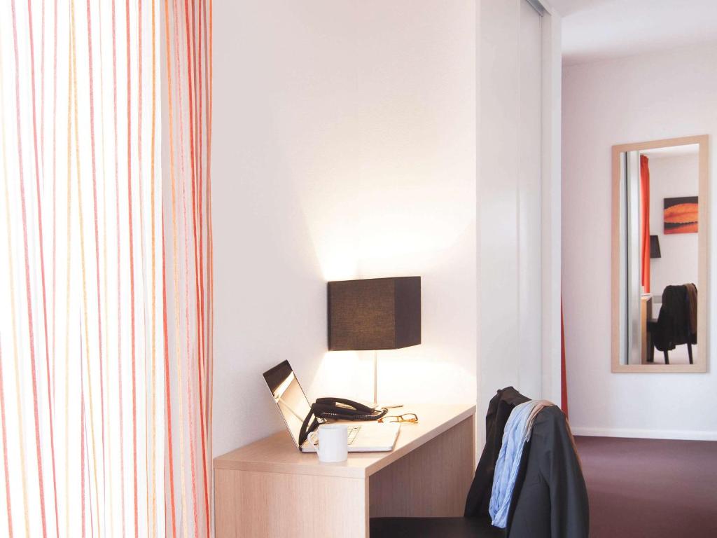 TV a/nebo společenská místnost v ubytování Aparthotel Adagio Access Saint Louis Bâle