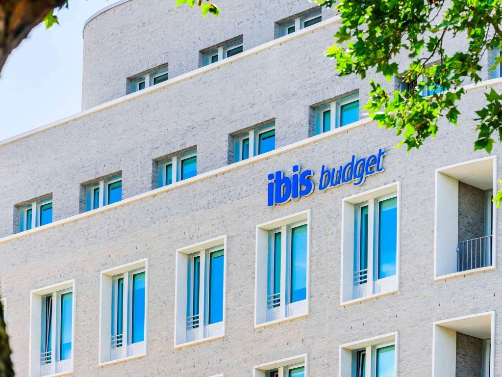 a building with the tufts buicker sign on it at ibis budget Frankfurt City Ost in Frankfurt