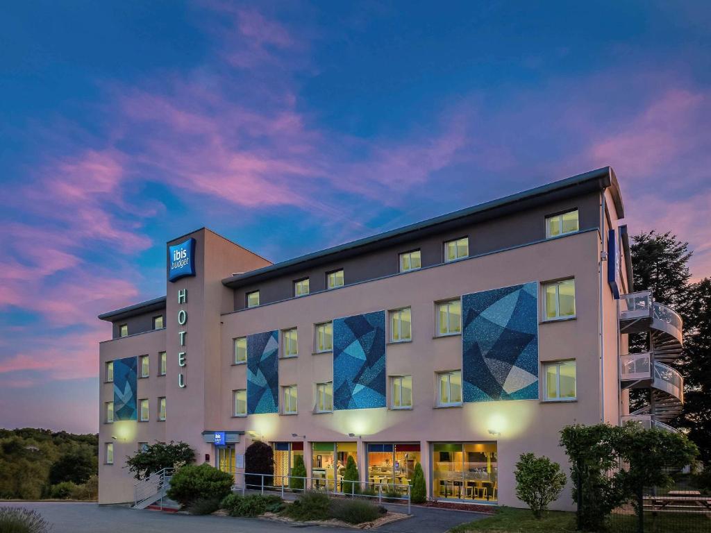 a rendering of a hotel at dusk at Ibis Budget Limoges Nord in Limoges