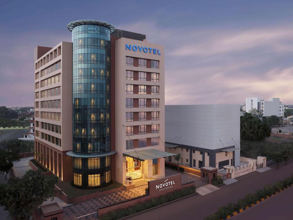 uma representação de um hotel novation com um edifício em Novotel Lucknow Gomti Nagar em Lucknow