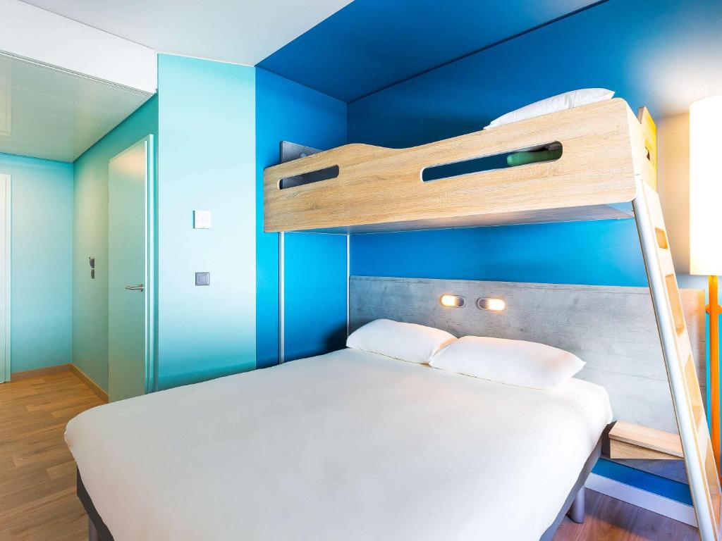 Postel nebo postele na pokoji v ubytování ibis budget Geneve Palexpo Aeroport