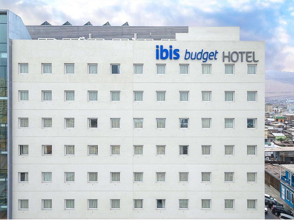 um edifício com as palavras empregos hotel orçamento sobre ele em ibis budget Iquique em Iquique