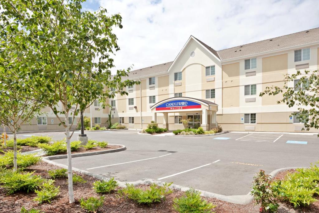 Candlewood Suites Oak Harbor, an IHG Hotel في أوك هاربور: تقديم فندق بموقف