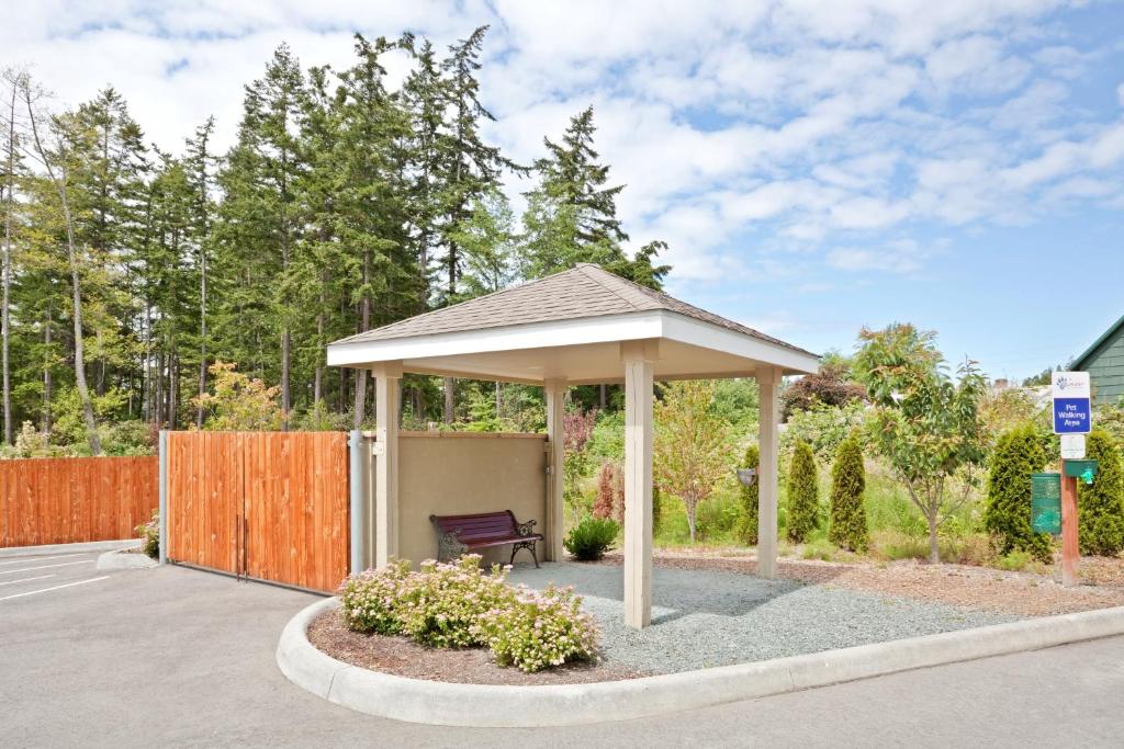 a gazebo with a bench in a yard at Candlewood Suites Oak Harbor by IHG in Oak Harbor