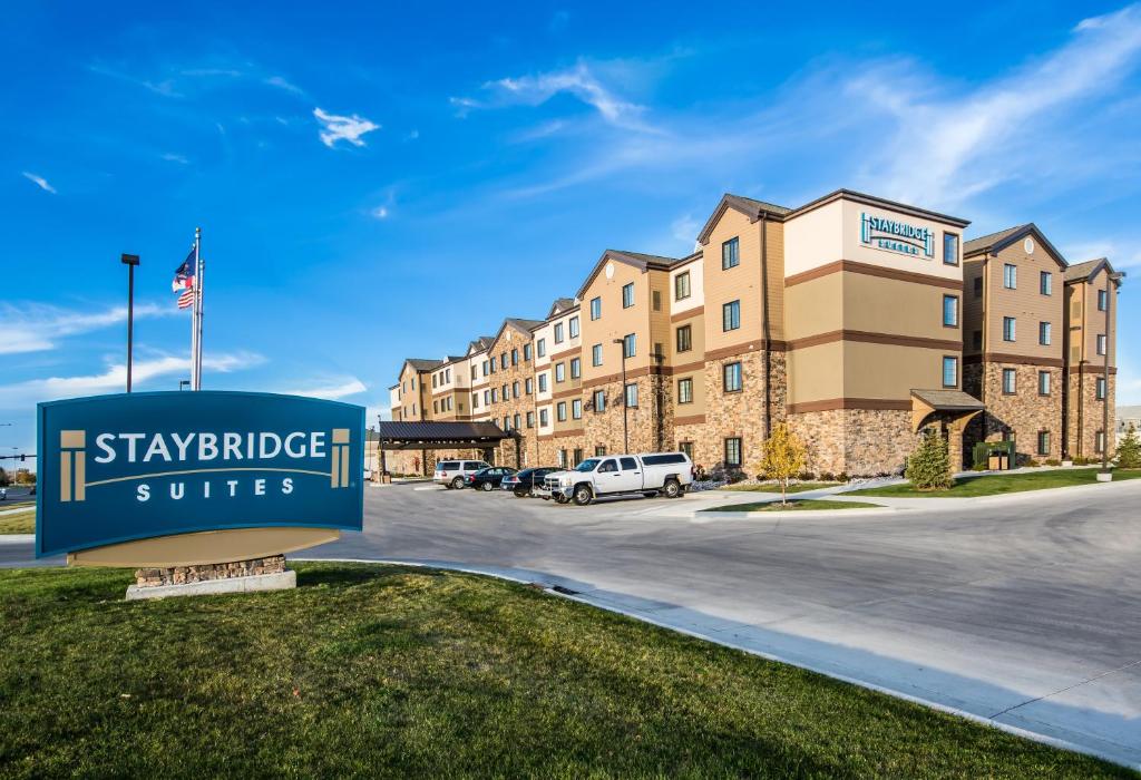 ein Schild vor einem Gebäude mit einem Hotel in der Unterkunft Staybridge Suites Grand Forks, an IHG Hotel in Grand Forks