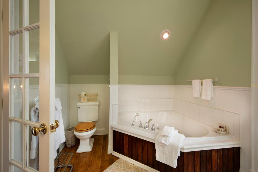 The Empress of Little Rock - Victoria's Garden Suite