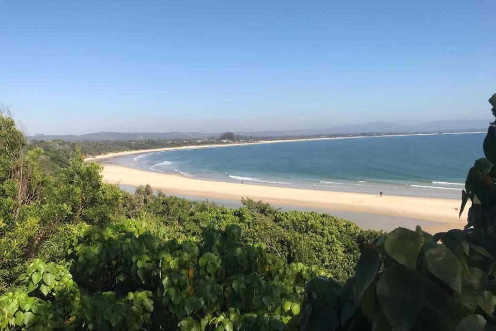 Byron Bay hinterland house - amazing sunset views! في Myocum: اطلالة على الشاطئ والمحيط