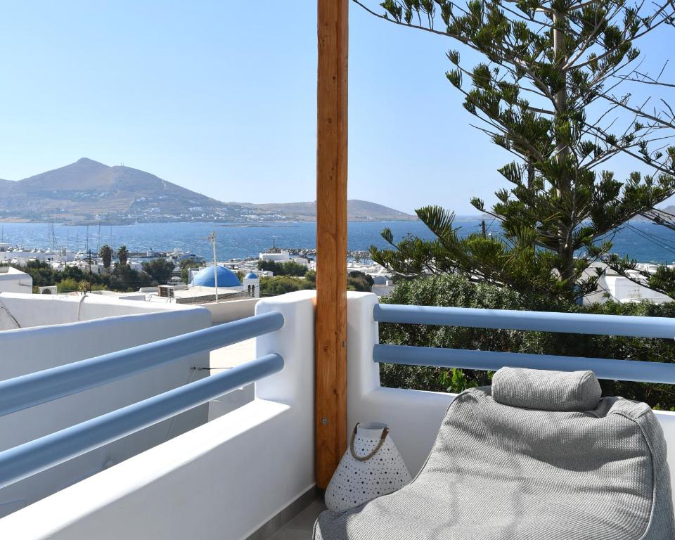 balcone con vista sull'oceano di Iresma Suites a Naoussa