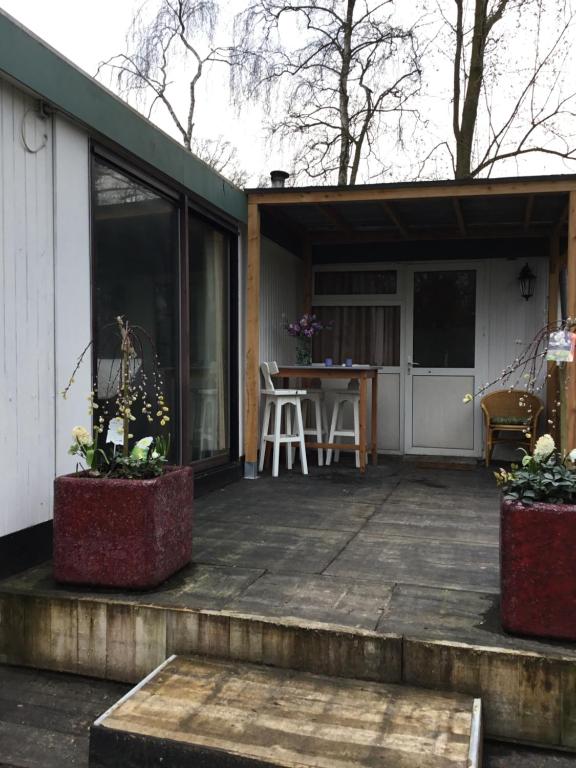 una casa con un ampio patio con tavolo di Cornerhouse nr 75 a Heijen