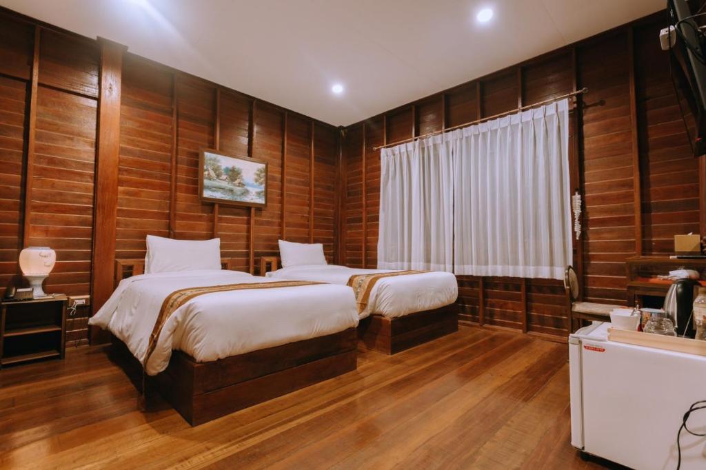 เตียงในห้องที่ ชูชัยบุรี ศรีอัมพวา
