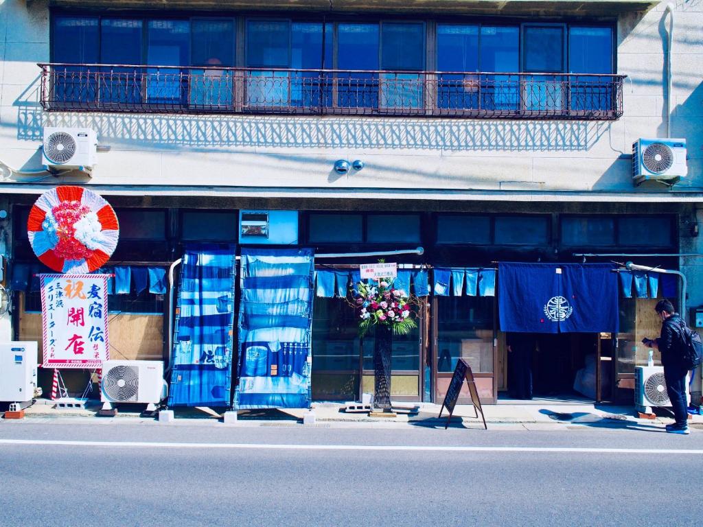松山市にある麦宿 伝 Guest House Brewの街路沿いにある建物