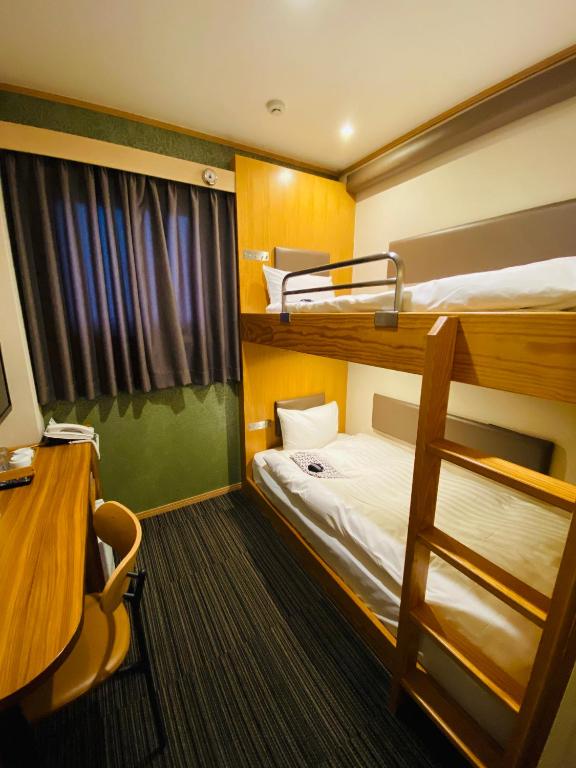 Postel nebo postele na pokoji v ubytování Ueno Touganeya Hotel