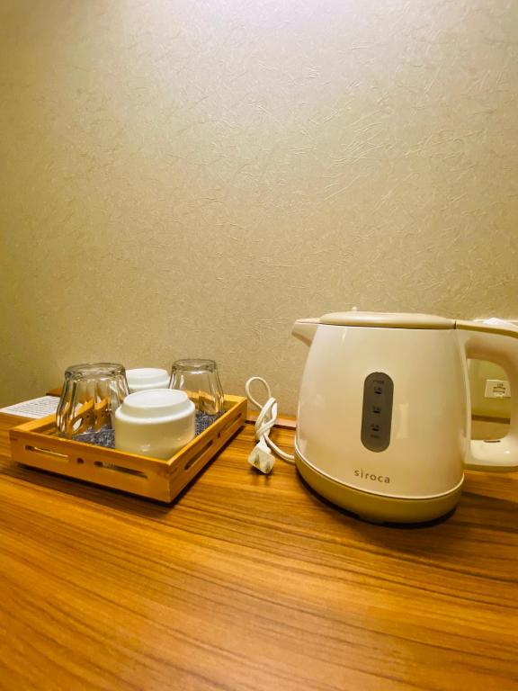 Příslušenství pro přípravu čaje a kávy v ubytování Ueno Touganeya Hotel