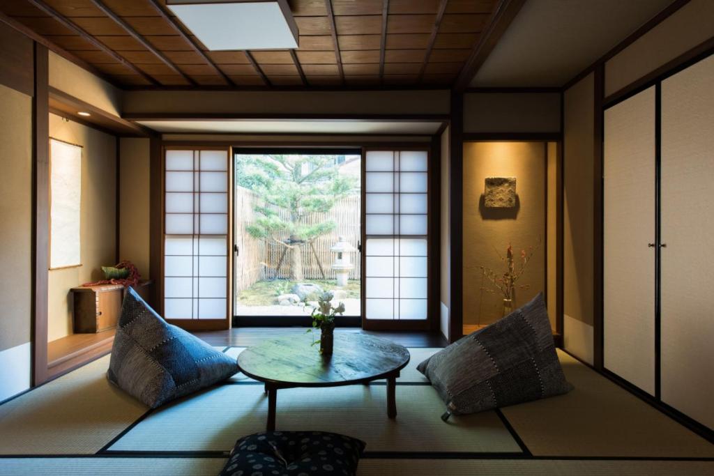 een kamer met een tafel en een raam bij Higashiyama Kageroi in Kanazawa