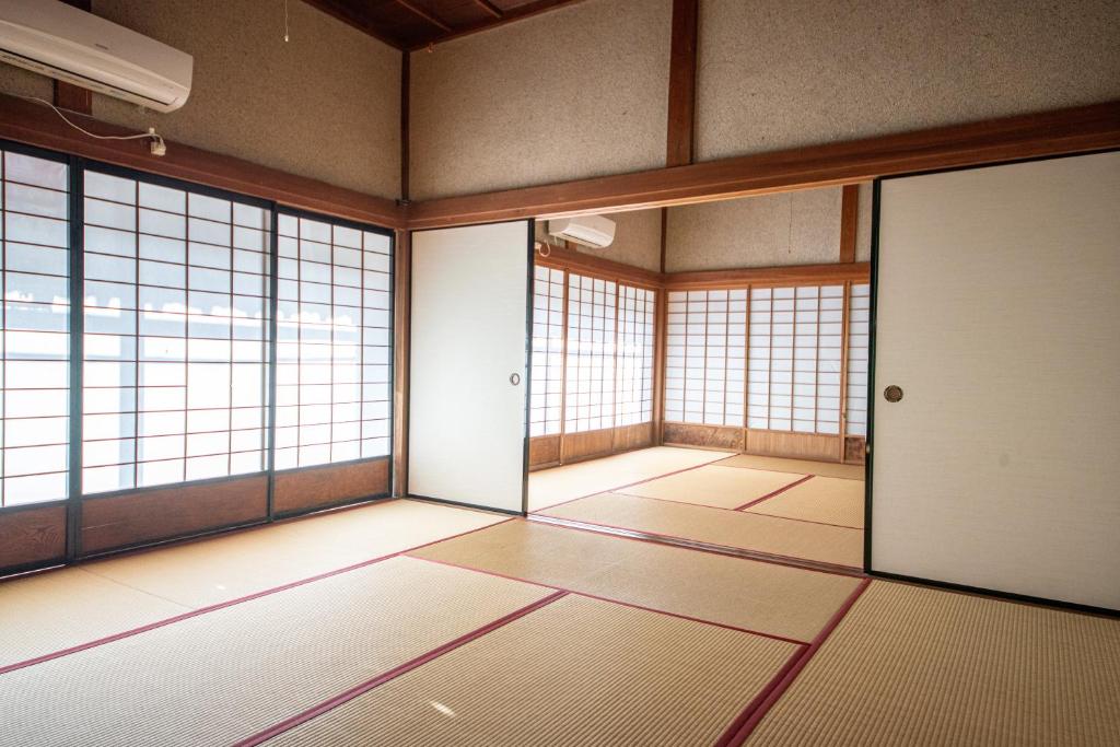 Fotografie z fotogalerie ubytování private accommodation with no meals included 隠岐貸切古民家宿くすぶるハウス v Okinoshimě