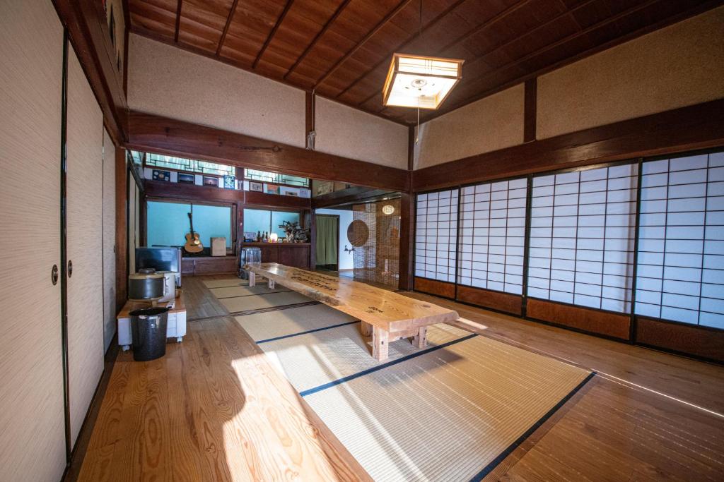 Fotografie z fotogalerie ubytování private accommodation with no meals included 隠岐貸切古民家宿くすぶるハウス v Okinoshimě