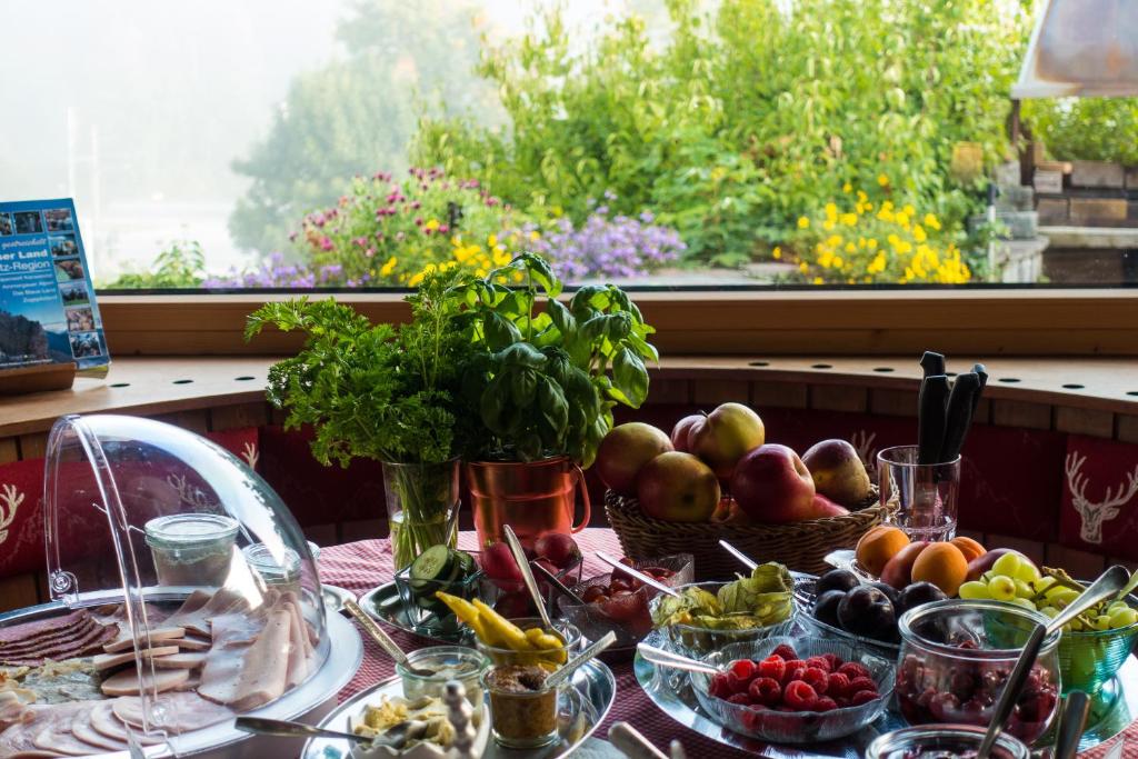 einen Tisch mit Obst und Gemüse auf einem Tisch mit Fenster in der Unterkunft Rusticana in Klais