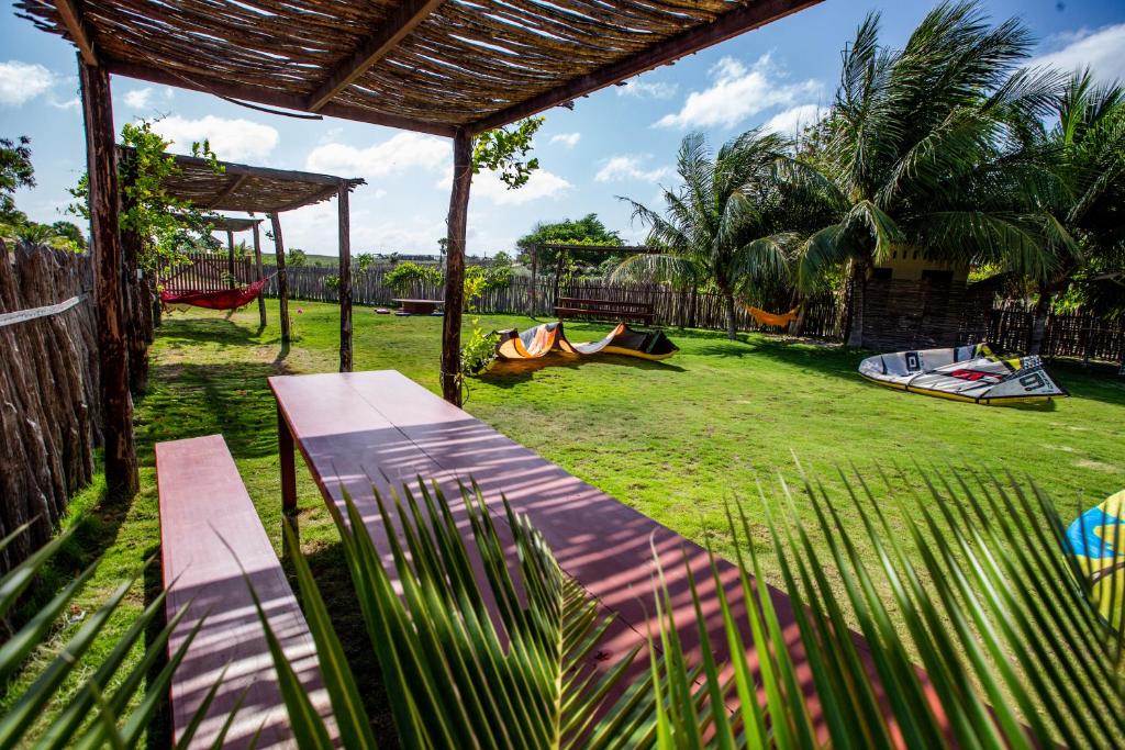 un cortile con panchina e parco giochi di BeachResidence- KiteAliCori , Macapa' a Luis Correia