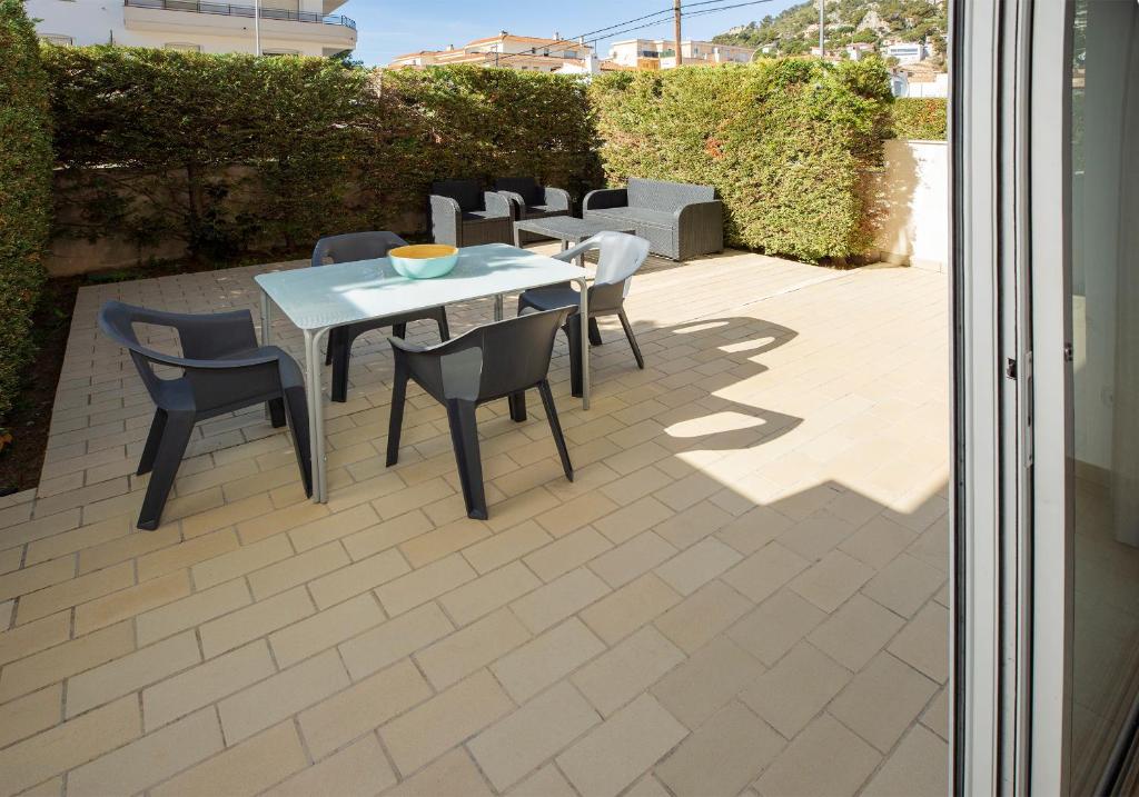 une terrasse avec une table et des chaises. dans l'établissement Ferranelles - Plus Costa Brava, à Torroella de Montgrí
