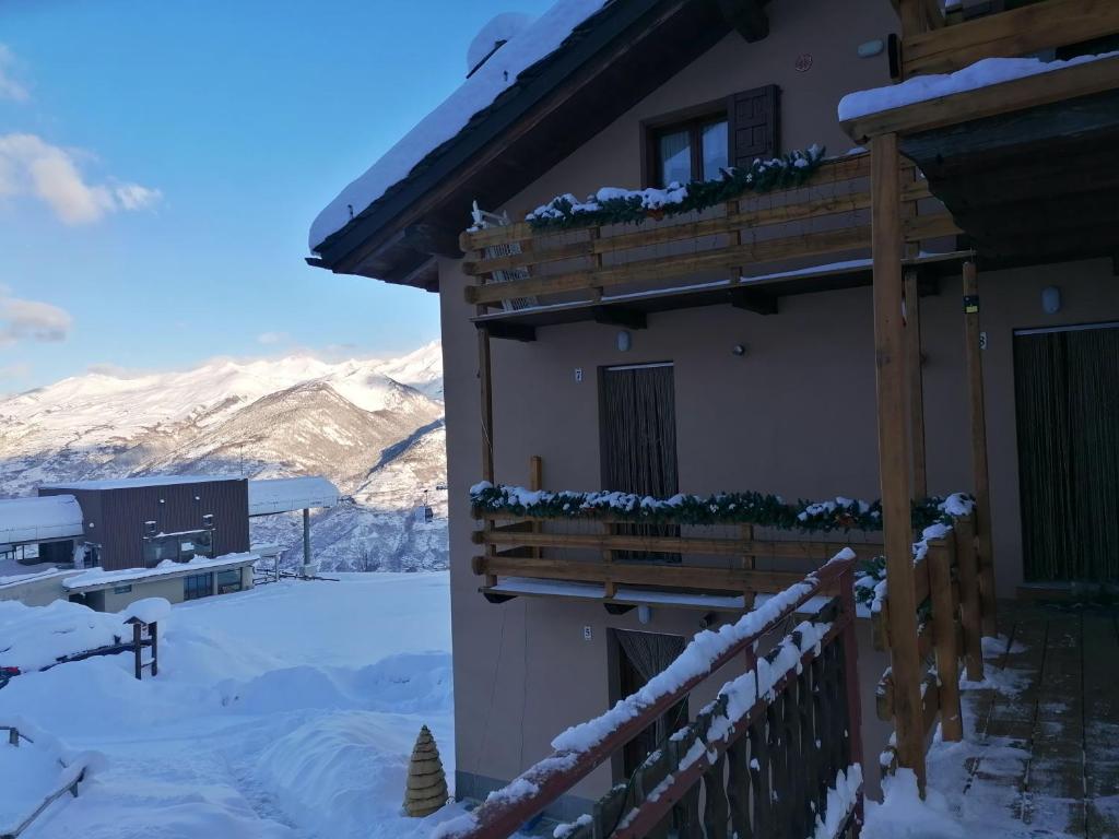 a house with a balcony with snow on it at Pila vacanze in Gressan