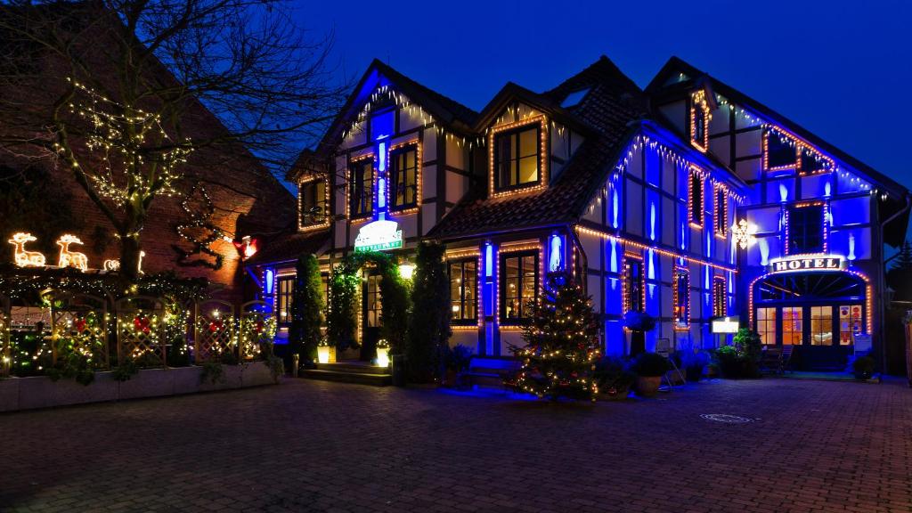 una casa decorada con luces de Navidad por la noche en Landhaus Artischocke en Hemmingen