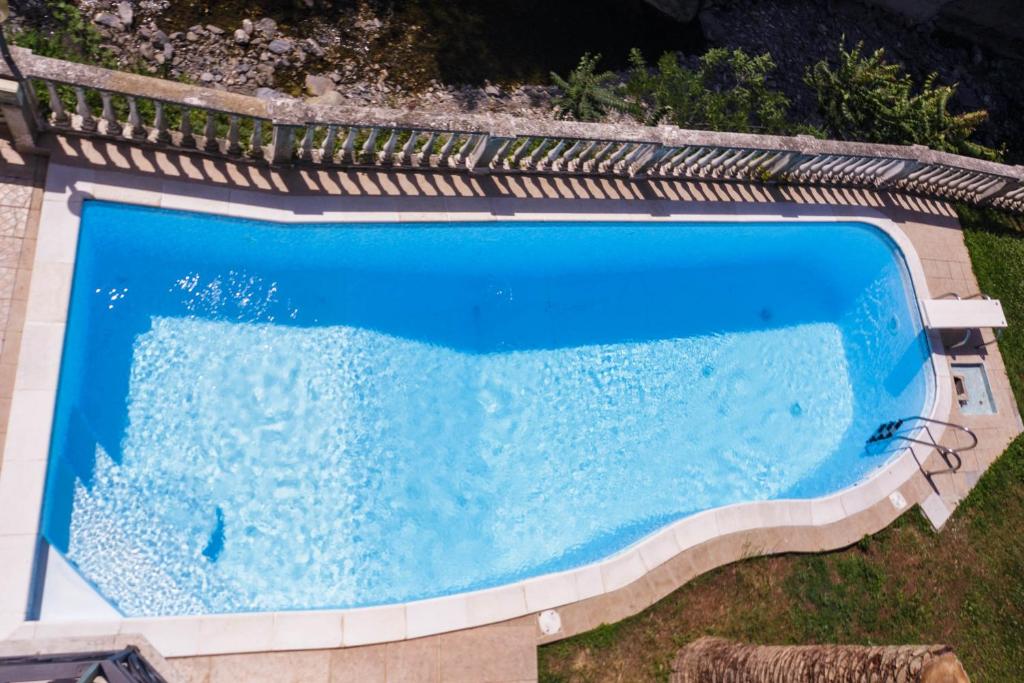 einen Blick über einen blauen Pool in der Unterkunft A Casa di Mila - Appartamento con piscina in Sori