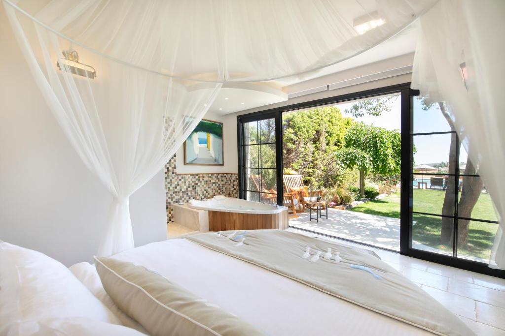 Postel nebo postele na pokoji v ubytování Alacati Kapari Hotel - Special Category