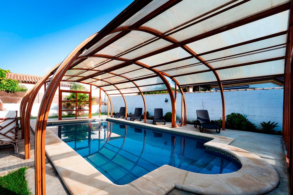 vista sulla piscina con pergolato di Sancti Petri House a Chiclana de la Frontera