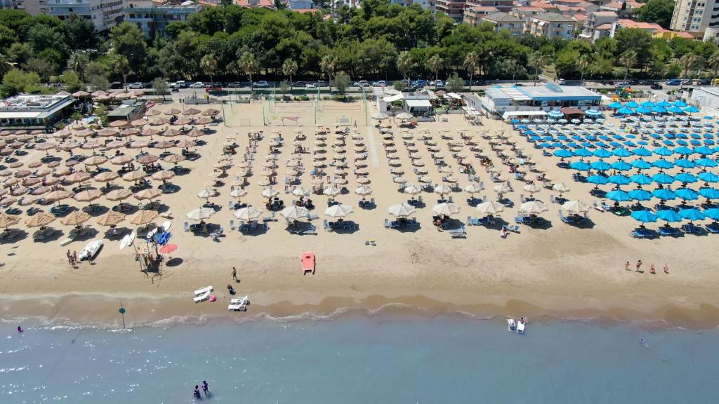 una vista aerea su una spiaggia con ombrelloni e sedie di Hotel Nel Pineto a Montesilvano