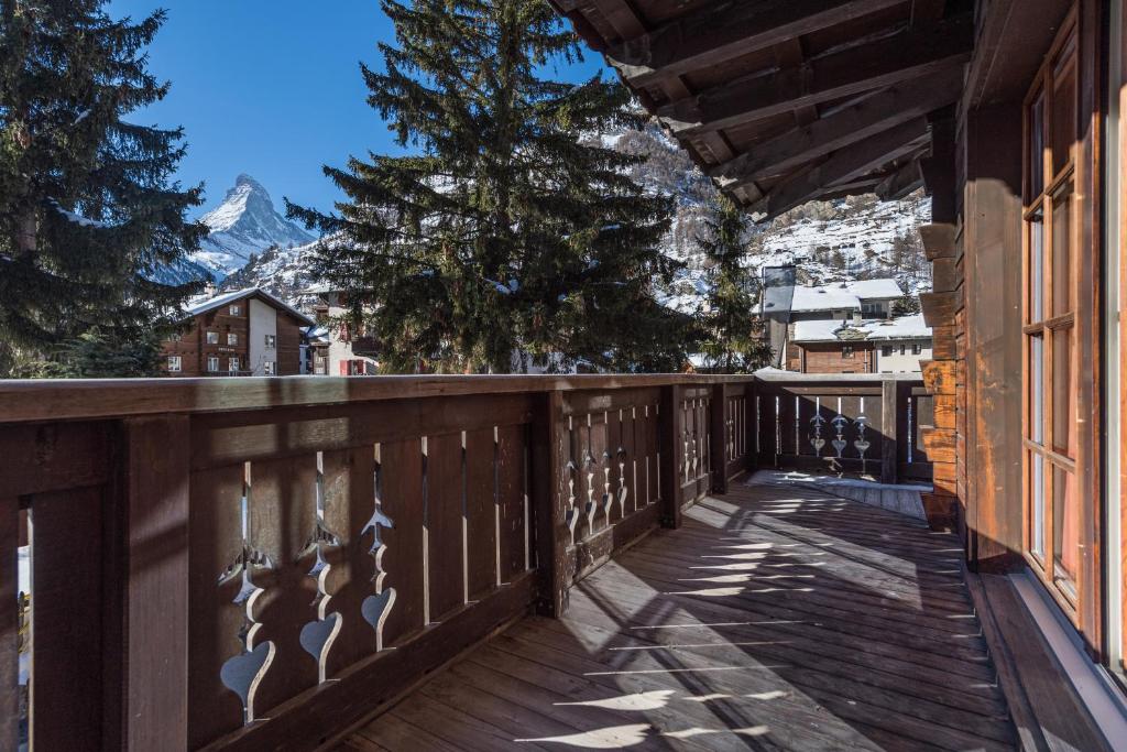 balcón de madera con vistas a las montañas en Village Apartment with Matterhorn View, en Zermatt