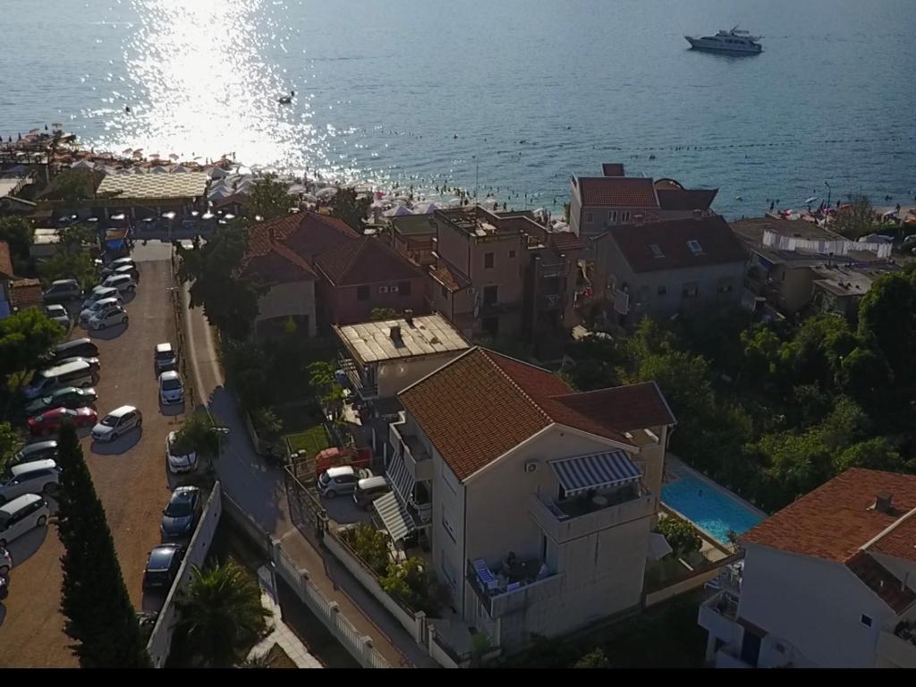 vista arial de uma cidade com casas e o oceano em Apartments Pean em Tivat