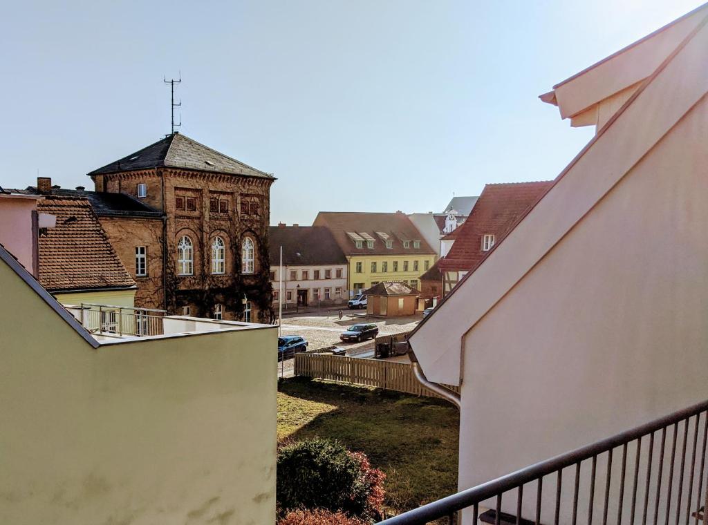 uma vista para a cidade a partir de uma varanda em Über den Dächern der historischen Altstadt em Angermünde