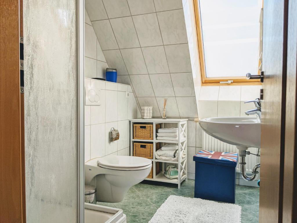 a bathroom with a toilet and a sink at Über den Dächern der historischen Altstadt in Angermünde