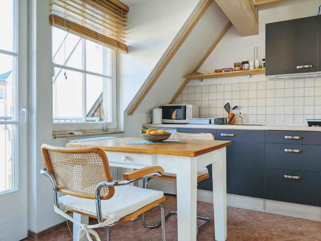 a kitchen with a table and chairs in a room at Über den Dächern der historischen Altstadt in Angermünde