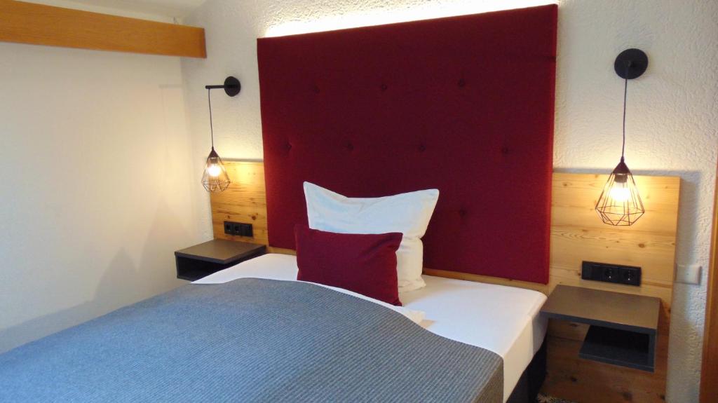 Rúm í herbergi á Hotel Mariandl