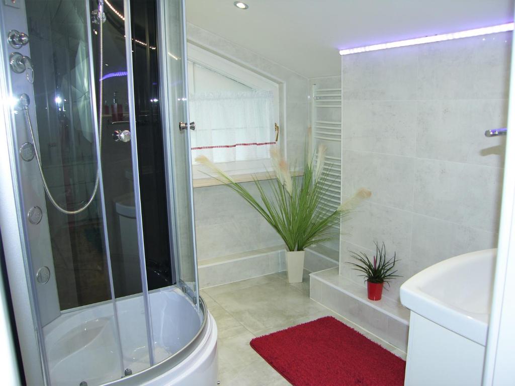 Kúpeľňa v ubytovaní Kaliny Apartamenty wanny z hydromasażem