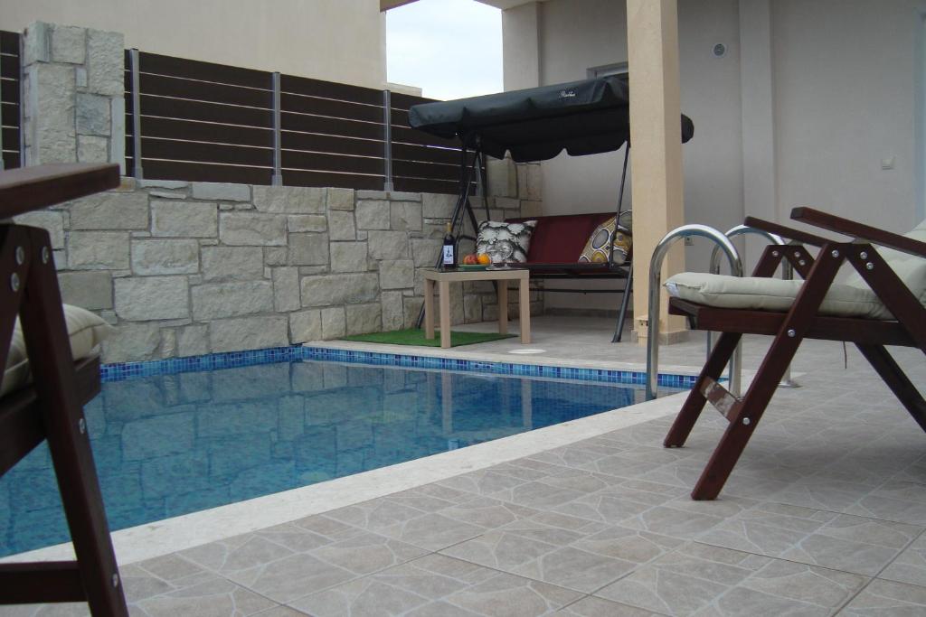 Bazén v ubytovaní “Theeporto” Maisonette with pool alebo v jeho blízkosti